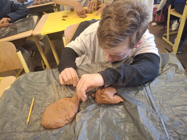 Atelier terre pour une classe de CM2