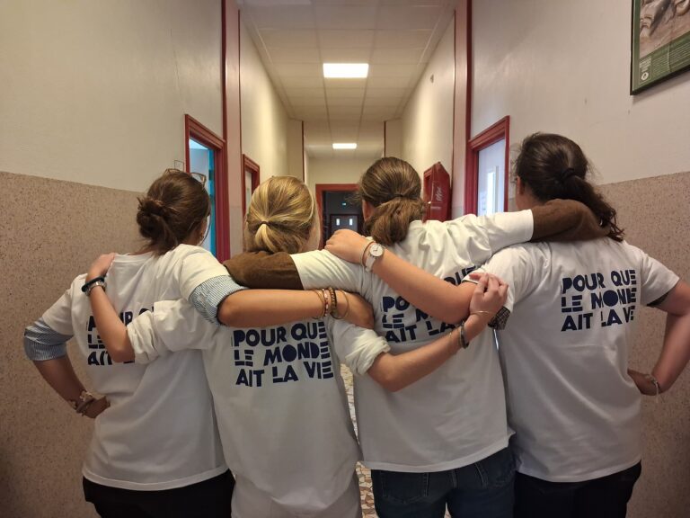 En t-shirt pour vivre ensemble la venue du Pape !