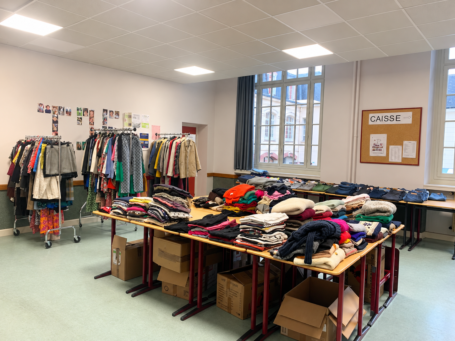 salle de vêtements solidaire bien organisée